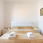 Guesthost - Chic Flat Near Center 아파트
