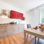 Guesthost - Chic Flat Near Center 아파트