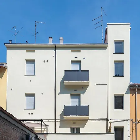 Guesthost - Chic Flat Near Center * Parma