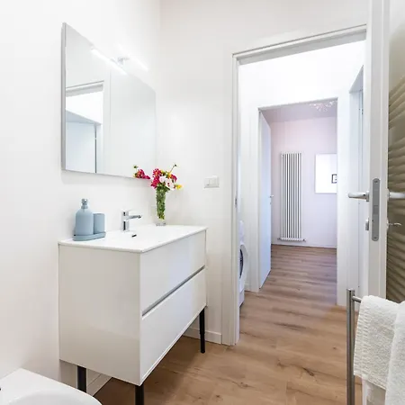 Chic Flat Near Center Apartment Parma