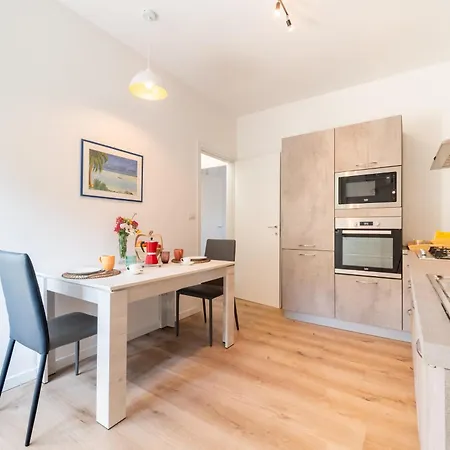 Guesthost - Chic Flat Near Center