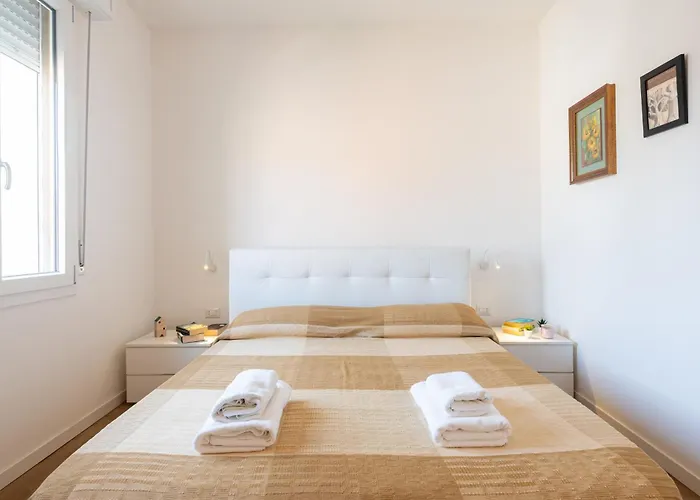 Guesthost - Chic Flat Near Center Apartment