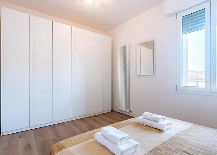 Guesthost - Chic Flat Near Center *