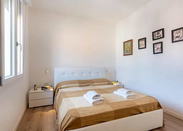 Guesthost - Chic Flat Near Center