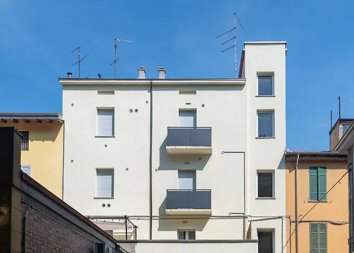 Guesthost - Chic Flat Near Center * Parma