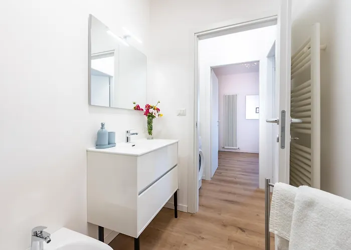Guesthost - Chic Flat Near Center Apartment Parma