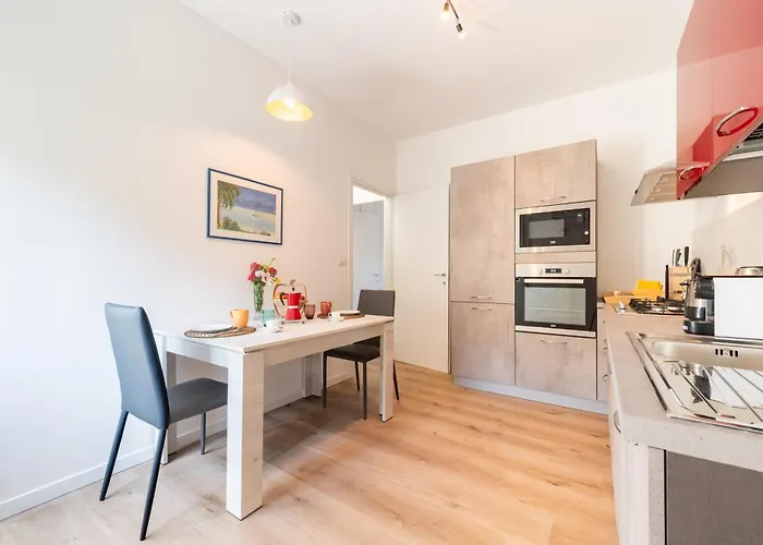 Guesthost - Chic Flat Near Center